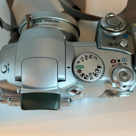 Canon PowerShot S2 IS Digital Camera - Silver and Gray - Picture 5 of 16